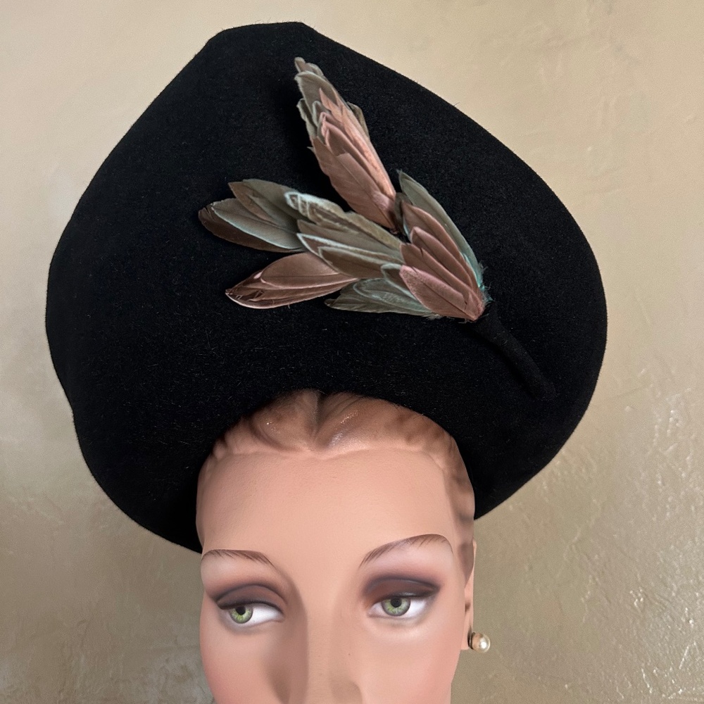 MAGNIFICENT 1940's BLACK FELT HAT WITH UPTURNED BRIM + MULTICOLOR FEATHER "WINGS - Picture 2 of 13